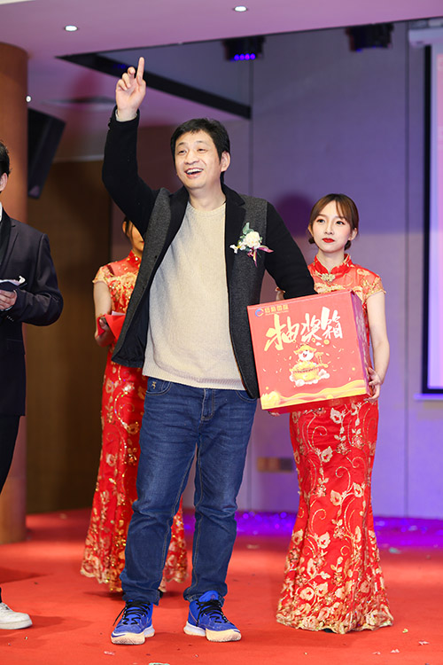 董事長(zhǎng)抽一等獎(jiǎng)和特等獎(jiǎng)，，，，獎(jiǎng)金4位數(shù)三名。