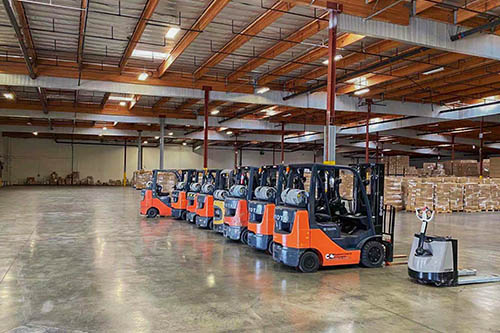 ?？ê秃Ｅ缮霞芩俣?/> </div><p><br/><strong>?？ê秃Ｅ缮霞芩俣龋?/strong><br/>如果是比較熱門的倉庫，每天送進去的產(chǎn)品肯定很多。卡車派送送倉是需要人工點數(shù)的，既然卸貨已經(jīng)點過數(shù)量，確認過數(shù)據(jù)直接上架就好了。雖然卡派需要預約，但是上架要快一些。<br/><br/><br/>海派是亞馬遜劃分一個區(qū)域給快遞（UPS、Fedex等）自行堆放貨物的，不需要預約，快遞自行把貨物放到指定的區(qū)域放好就可以離開了，不需要簽收。快遞自由進出，堆放放貨，卸貨快是快了。但是堆放貨物實在太多了，美國工人的工作效率是非常慢的，堆放的貨物千奇百怪、錯綜復雜，小到一個小小的包裹幾kg大到幾噸方的貨物都有，要拆包裝、分揀、點數(shù)、對數(shù)據(jù)等一系列繁瑣的操作，也許一天下來都處理多少，到點下班就走人了。每天如此操作、處理了最外圍的一小部分，第二天又被快遞把這里填滿了貨物。說不定您的貨物在堆在里面的那個小角落里，也許半個月或者一個月過去了還沒處理到您的包裹。所以海派在大倉里上架運氣好會快一些，運氣不好真的比較慢了。<br/><br/></p><!--渠道廣告：美國?？?-><div   id=