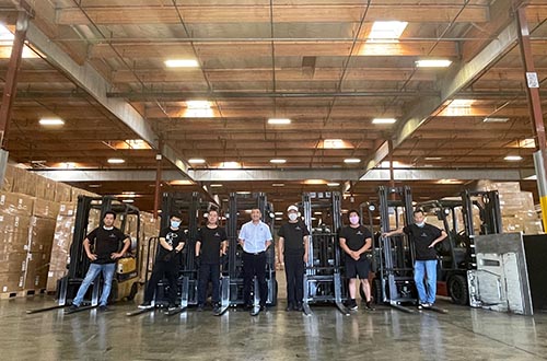 海外倉(cāng)設(shè)備齊全，自有卡車車隊(duì)，大中小卡車20多輛。滿足各種訂單卡派需求